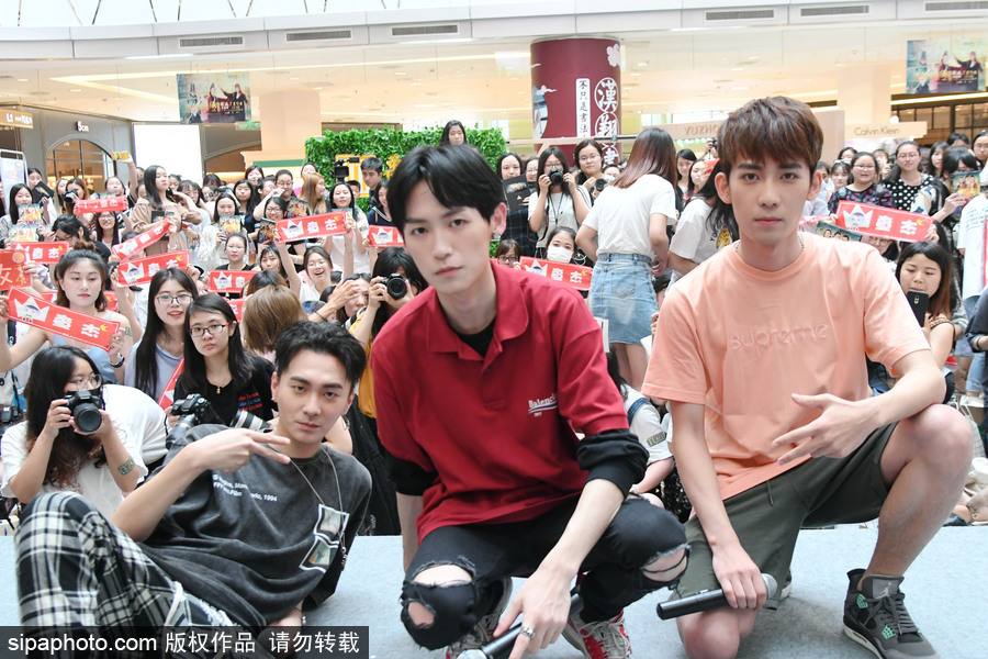《刺客列傳》寫真書上海簽售 查杰、薛翔勻、劉彤現身與粉絲親密互動