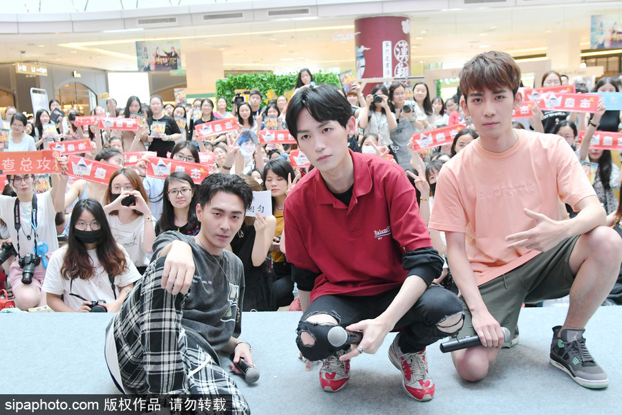 《刺客列傳》寫真書上海簽售 查杰、薛翔勻、劉彤現(xiàn)身與粉絲親密互動