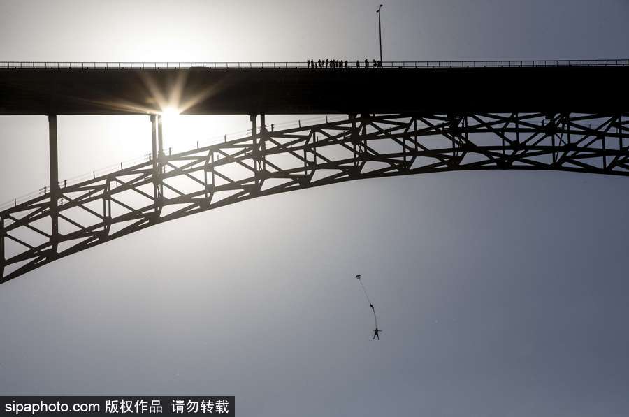 大神請收下我的膝蓋！美國跳傘高手24小時內(nèi)瘋狂跳傘63次創(chuàng)造世界紀錄