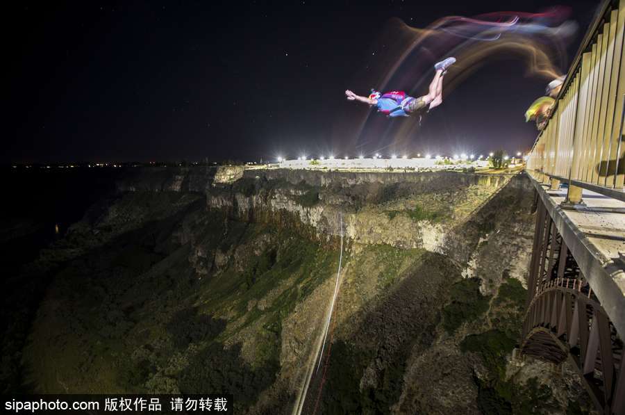 大神請收下我的膝蓋！美國跳傘高手24小時(shí)內(nèi)瘋狂跳傘63次創(chuàng)造世界紀(jì)錄