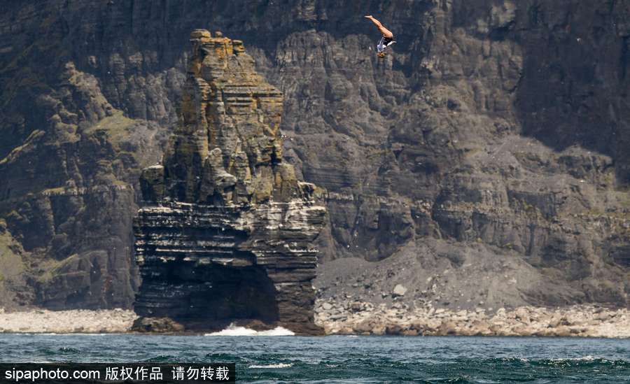 厲害了word哥！英國(guó)探險(xiǎn)家乘坐直升機(jī)從25米高處飛躍莫赫懸崖