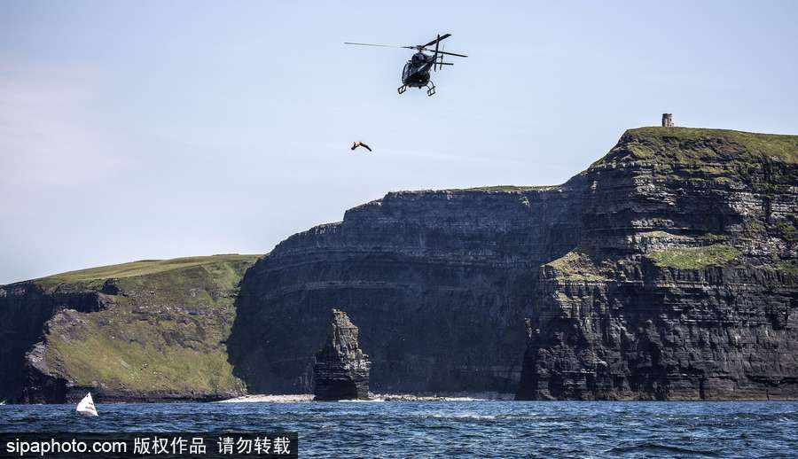 厲害了word哥！英國探險家乘坐直升機從25米高處飛躍莫赫懸崖
