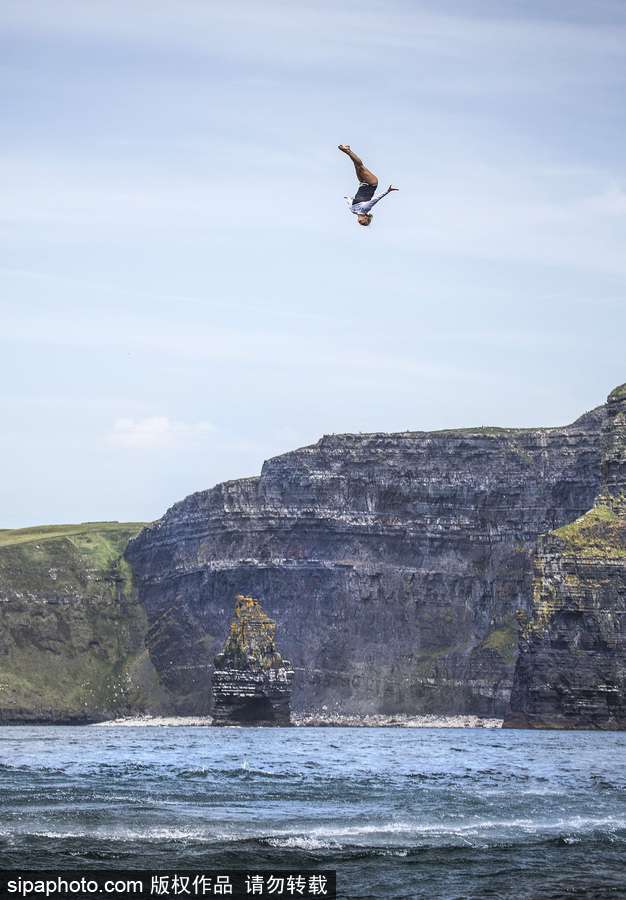 厲害了word哥！英國探險(xiǎn)家乘坐直升機(jī)從25米高處飛躍莫赫懸崖