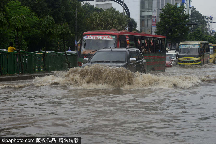 孟加拉國暴雨導致洪水泛濫 街頭交通癱瘓