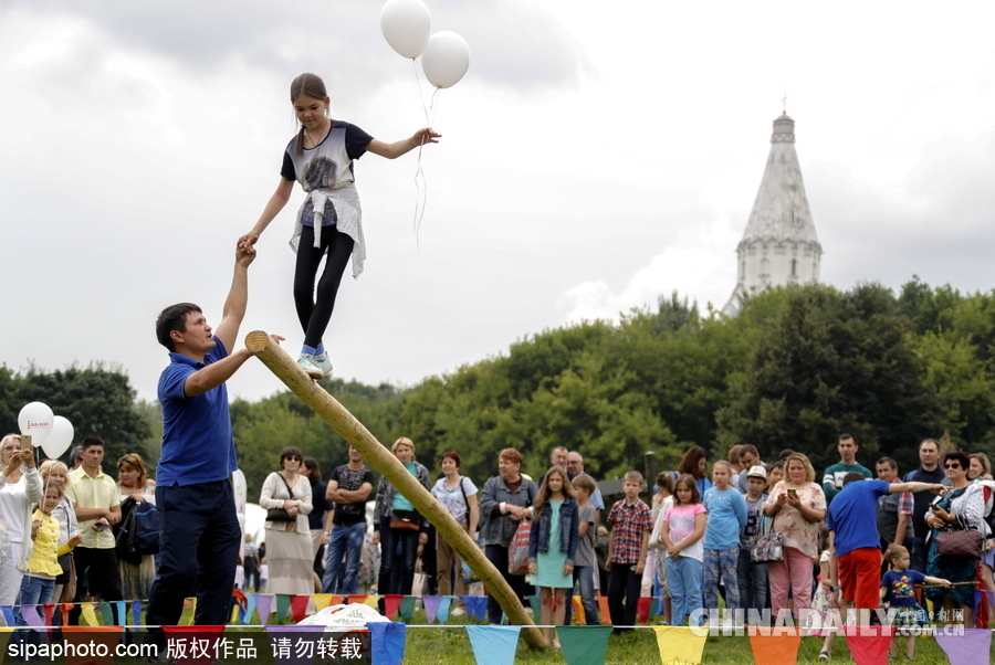 俄羅斯民眾慶祝薩班推節(jié) “枕頭大戰(zhàn)”挑水桶等競賽激烈上演