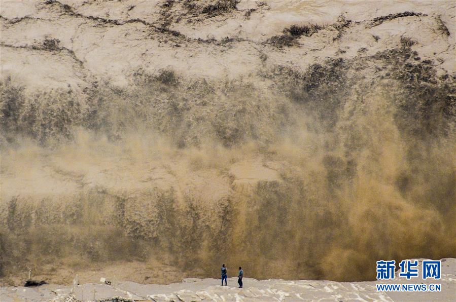 今年最大洪峰過(guò)境壺口瀑布 巨浪滔天場(chǎng)面壯觀
