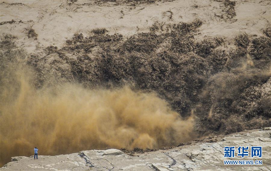 今年最大洪峰過境壺口瀑布 巨浪滔天場(chǎng)面壯觀