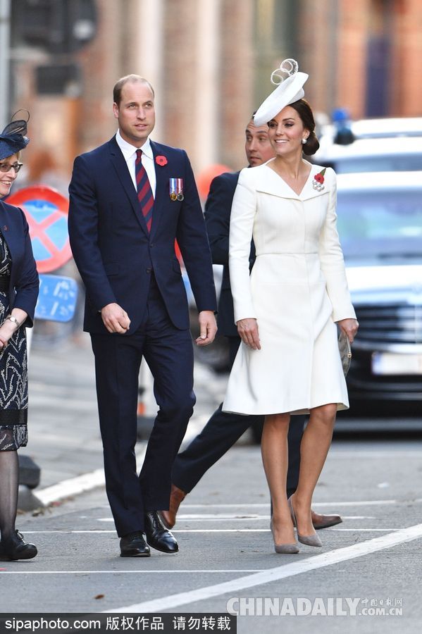 凱特王妃到訪比利時 全白套裝演繹王室優雅