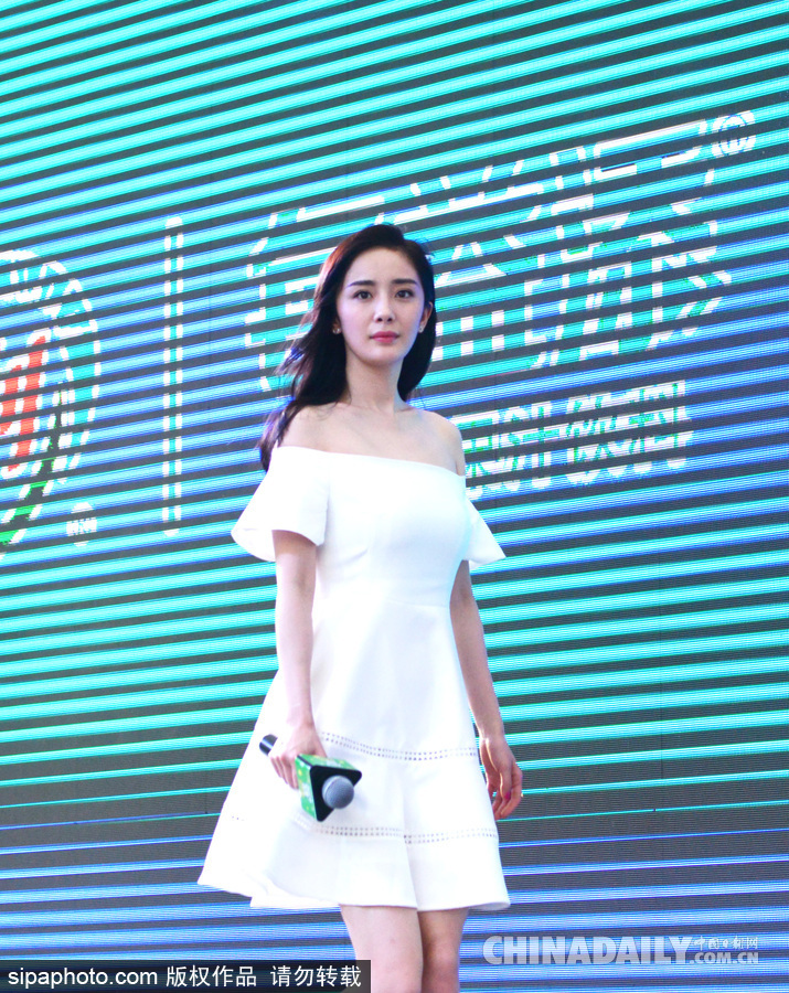 楊冪空降南京引發粉絲圍觀 一身白色露肩短裙小清新