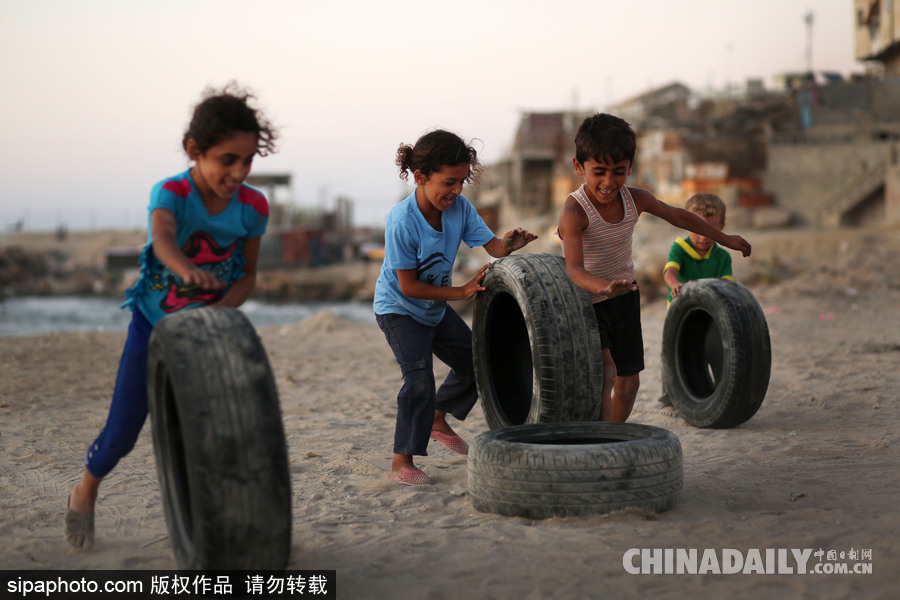 加沙海灘日常 夕陽下兒童玩耍天真活潑