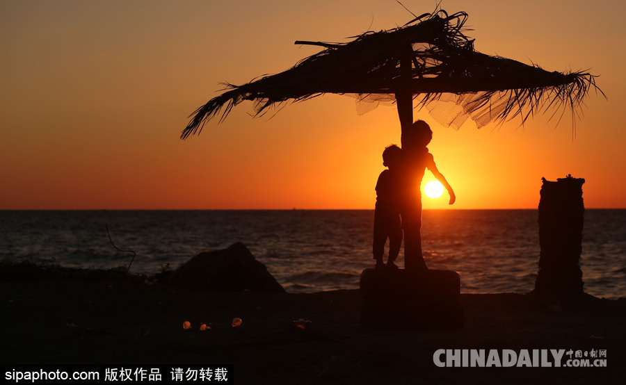 加沙海灘日常 夕陽下兒童玩耍天真活潑