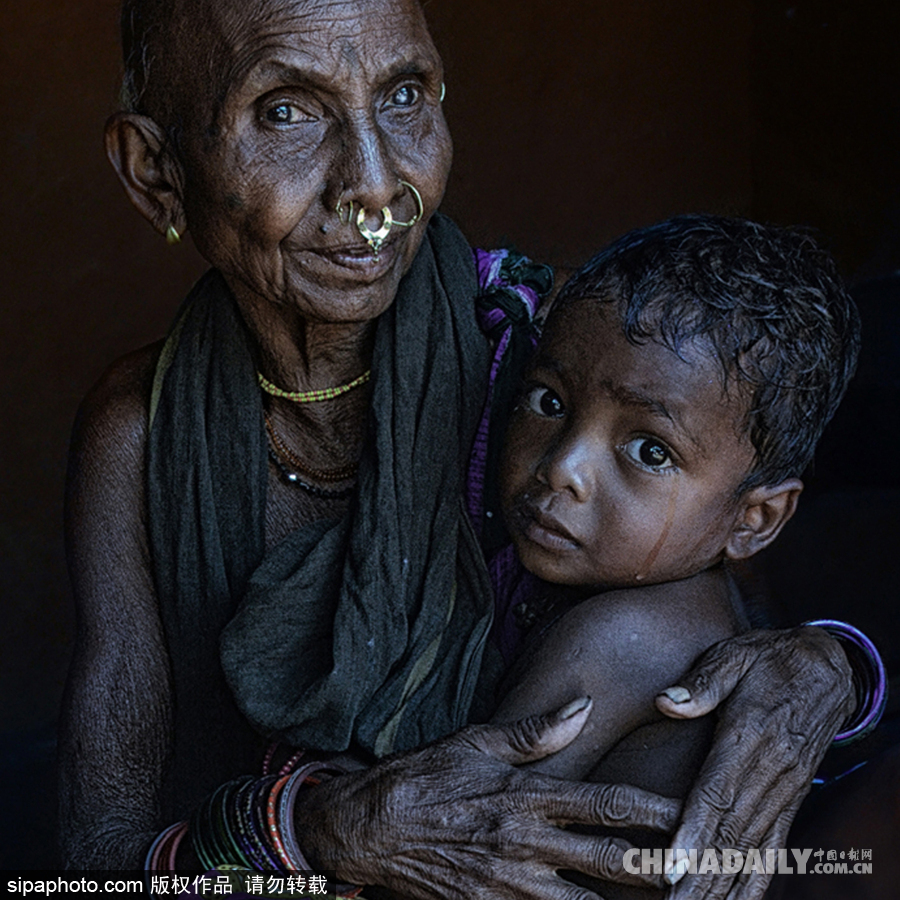 記錄印度奧里薩邦部落女性 婦女辛勤勞作
