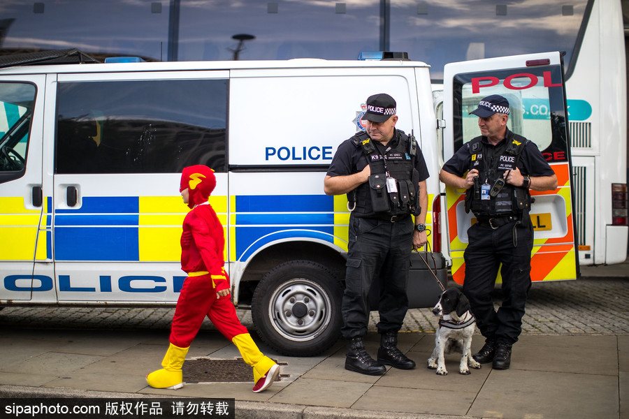 英國曼徹斯特動漫展 蜘蛛俠蝙蝠俠街頭穿梭似“穿越”