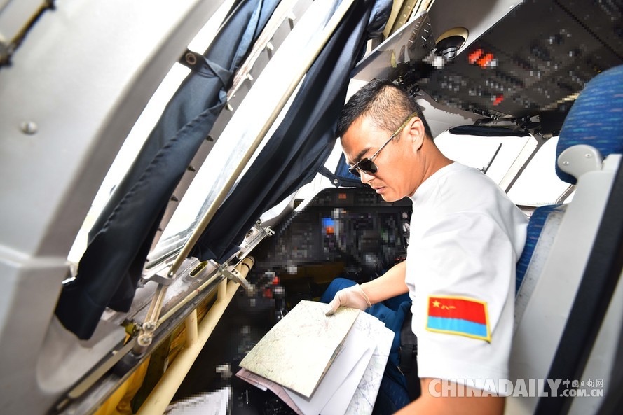 西部空軍緊急出動運-9飛機實施災(zāi)情偵察