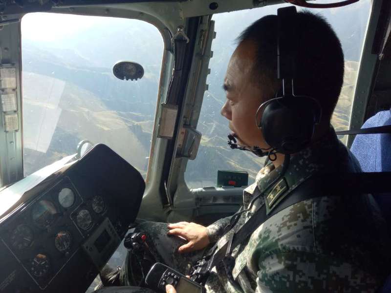 新疆軍區全力做好精河縣抗震救災工作 上百名官兵展開救援