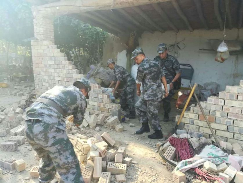 新疆軍區全力做好精河縣抗震救災工作 上百名官兵展開救援