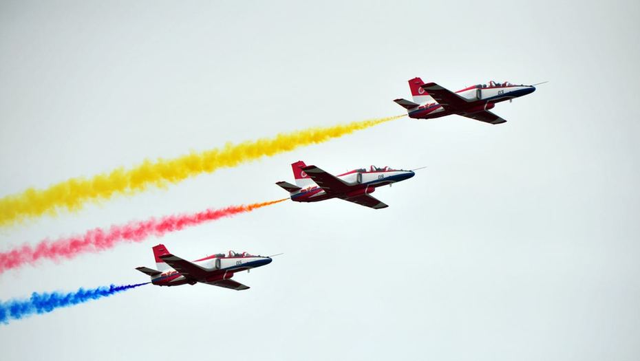 赤橙黃綠青藍紫，長空雄鷹呈英豪！