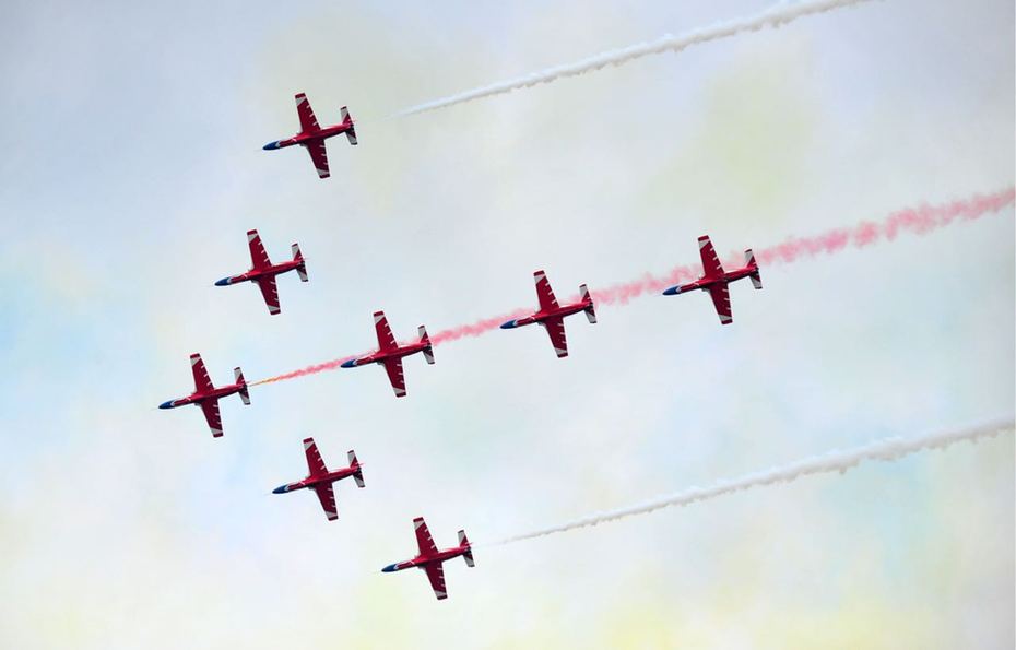 赤橙黃綠青藍紫，長空雄鷹呈英豪！