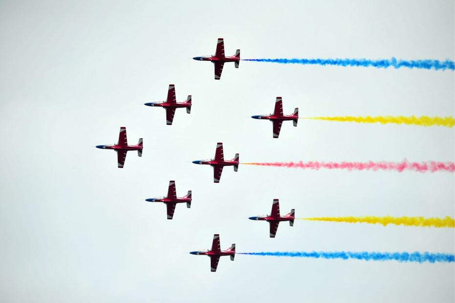 赤橙黃綠青藍(lán)紫，長空雄鷹呈英豪！