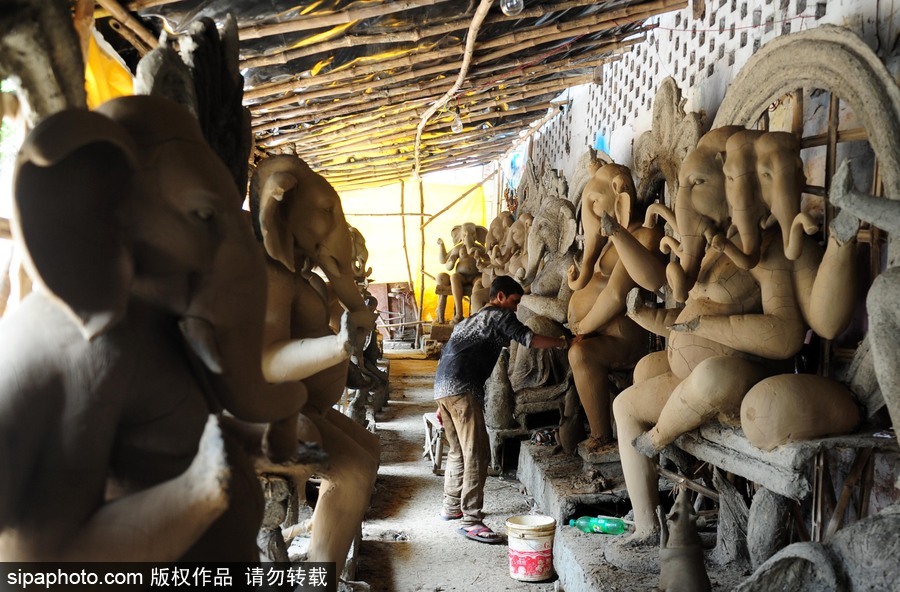 走近印度傳統(tǒng)節(jié)日甘尼許節(jié) 當?shù)厮囆g家用黏土制作象神甘尼許
