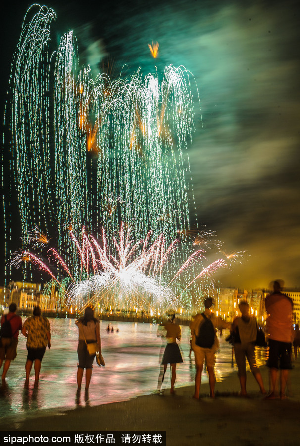 西班牙圣塞巴斯蒂安盛大煙火點亮夜空 璀璨絕美