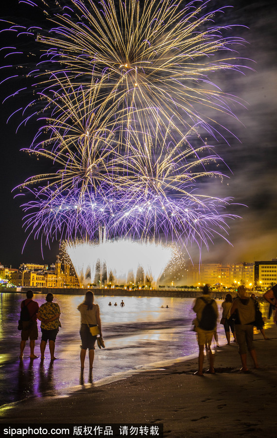 西班牙圣塞巴斯蒂安盛大煙火點亮夜空 璀璨絕美
