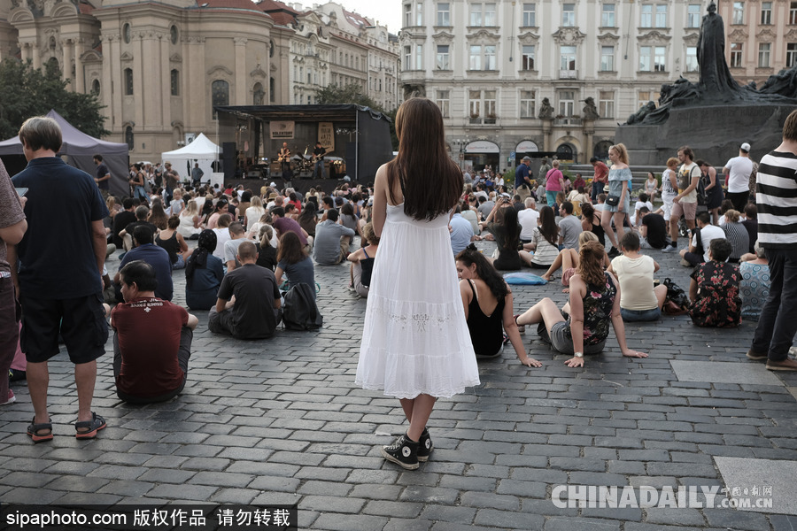 走進(jìn)捷克布拉格舊城廣場 巴洛克式建筑別具風(fēng)情