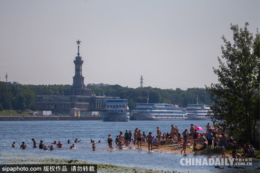 莫斯科民眾享受日光浴水邊消暑 享受夏日休閑時(shí)光
