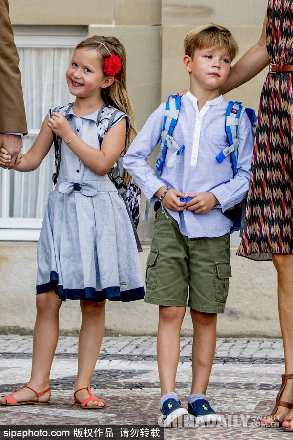 丹麥王儲龍鳳胎兒女迎來入學(xué)日 小王子神情“哀傷”小公主興奮雀躍