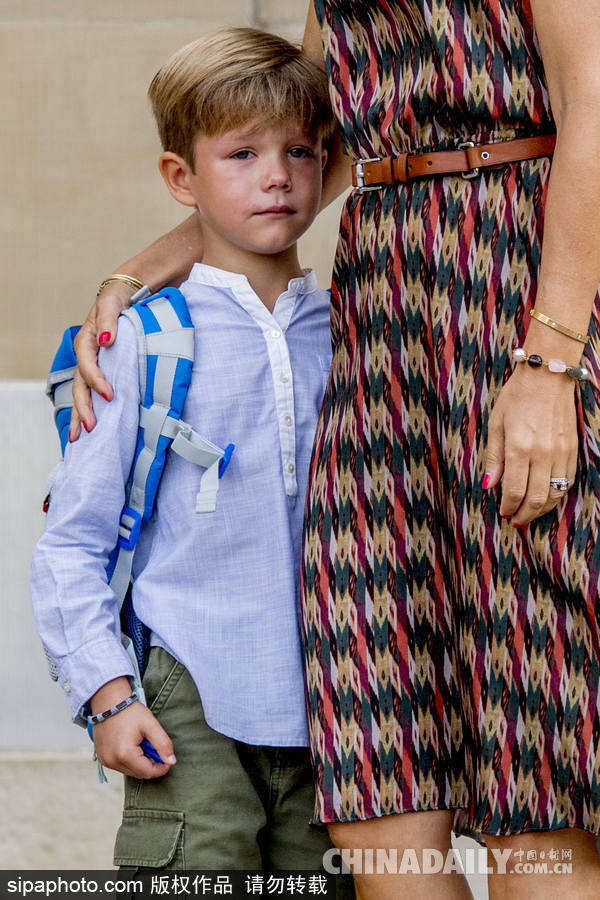 丹麥王儲龍鳳胎兒女迎來入學(xué)日 小王子神情“哀傷”小公主興奮雀躍