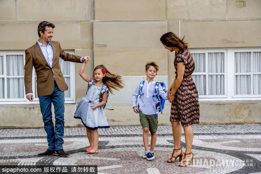 丹麥王儲龍鳳胎兒女迎來入學日 小王子神情“哀傷”小公主興奮雀躍