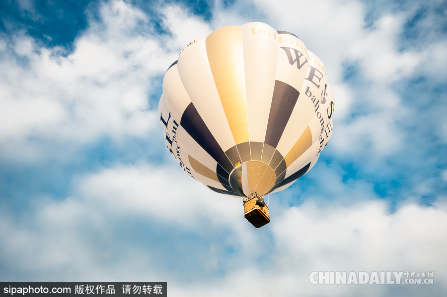 藍(lán)天下的飛行浪漫！荷蘭巴訥費(fèi)爾德熱氣球節(jié)開幕