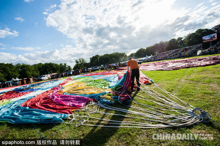 藍(lán)天下的飛行浪漫！荷蘭巴訥費(fèi)爾德熱氣球節(jié)開幕