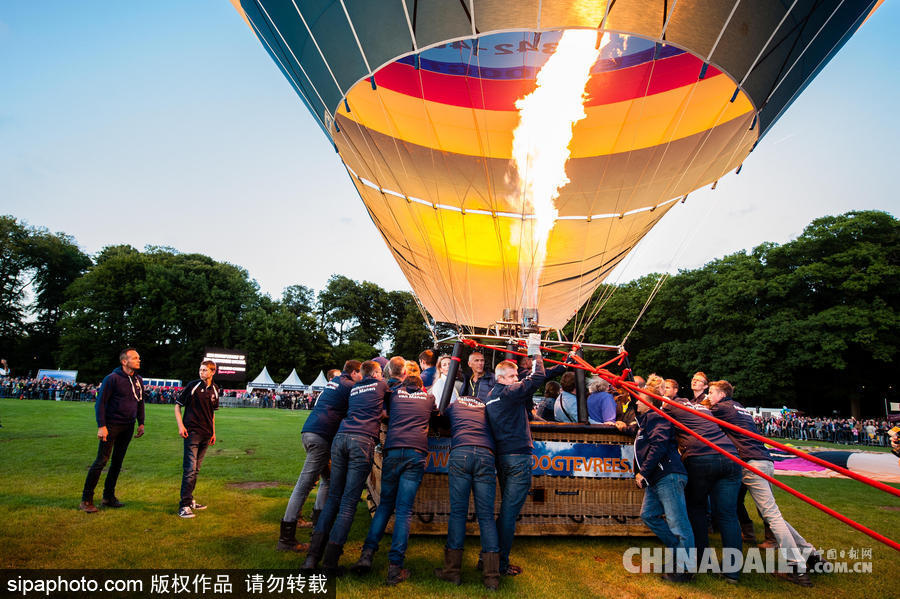 藍天下的飛行浪漫！荷蘭巴訥費爾德熱氣球節(jié)開幕