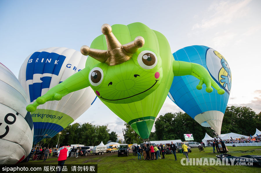 藍天下的飛行浪漫！荷蘭巴訥費爾德熱氣球節開幕