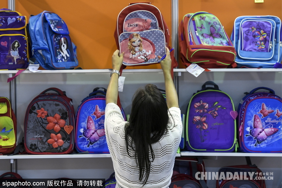 俄羅斯開學(xué)季將到來 萌娃文具店“大采購”