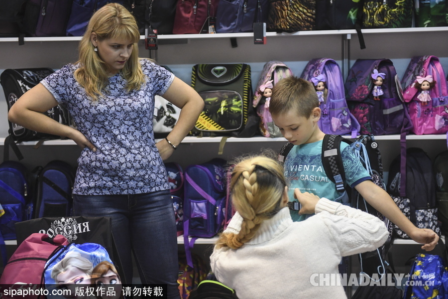 俄羅斯開學季將到來 萌娃文具店“大采購”