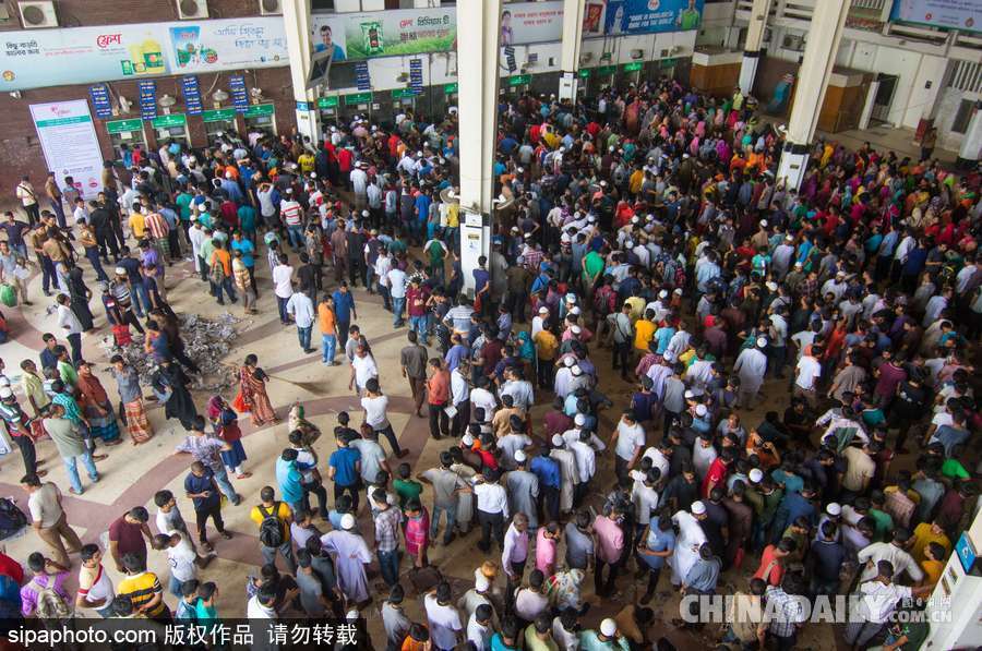 宰牲節(jié)即將到來(lái) 孟加拉國(guó)“火車大軍”購(gòu)票場(chǎng)面不輸中國(guó)春運(yùn)