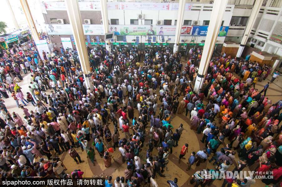 宰牲節(jié)即將到來 孟加拉國“火車大軍”購票場面不輸中國春運(yùn)