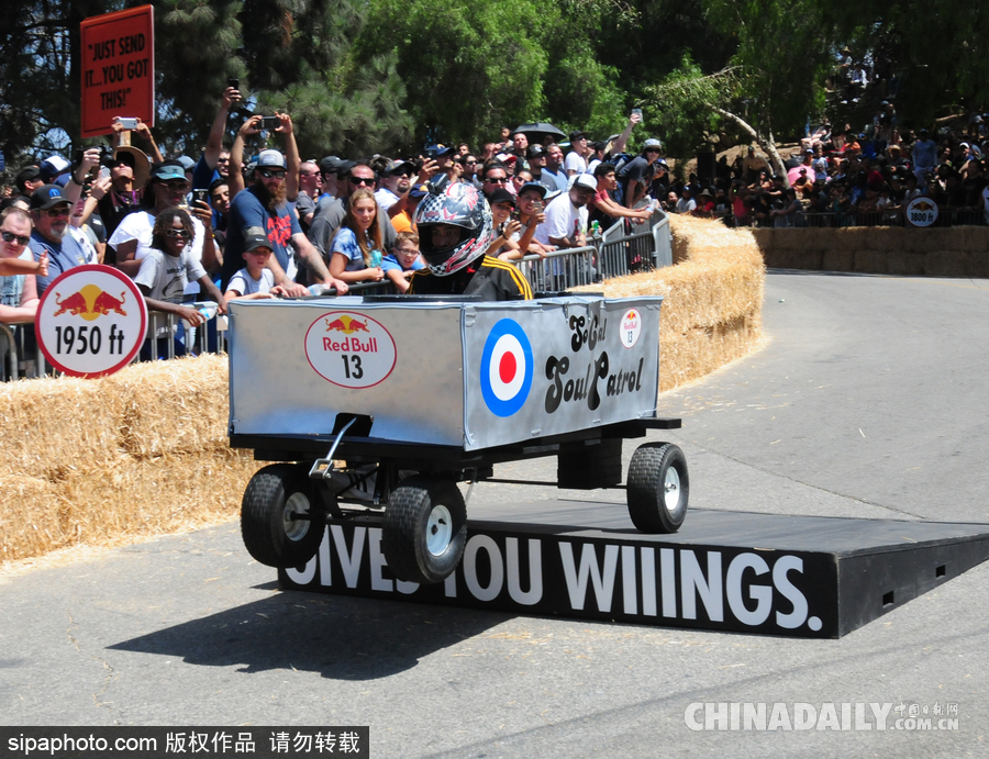 紅牛肥皂盒汽車(chē)大賽美國(guó)洛杉磯精彩上演 古怪造型滑稽搞笑引爆全場(chǎng)