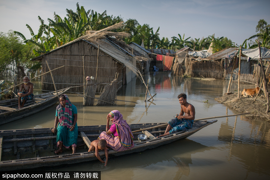 孟加拉國洪水肆虐 探訪當(dāng)?shù)鼐用竦?#8220;水上”生活