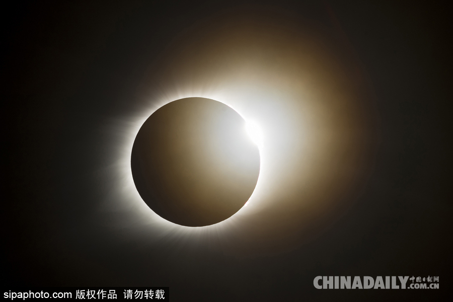 實拍美國德克薩斯州萊昂縣上空超級日全食