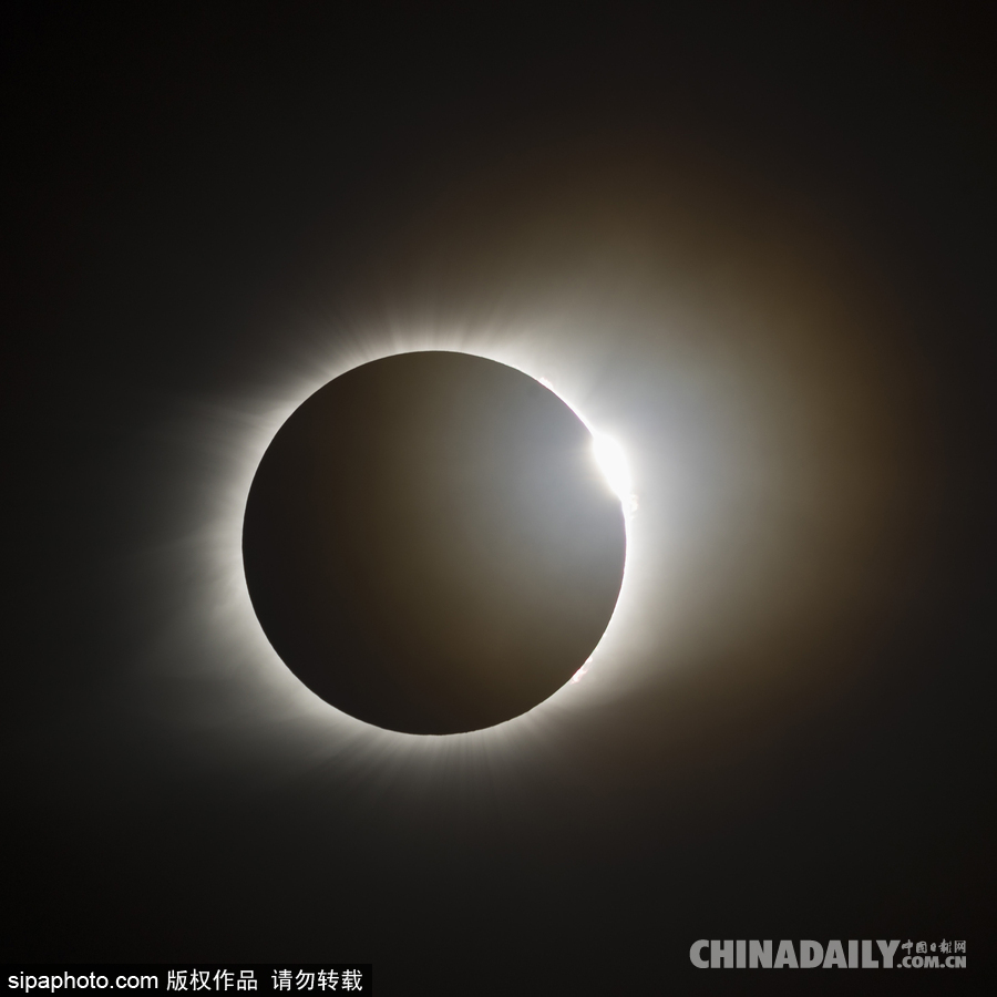 實(shí)拍美國德克薩斯州萊昂縣上空超級日全食