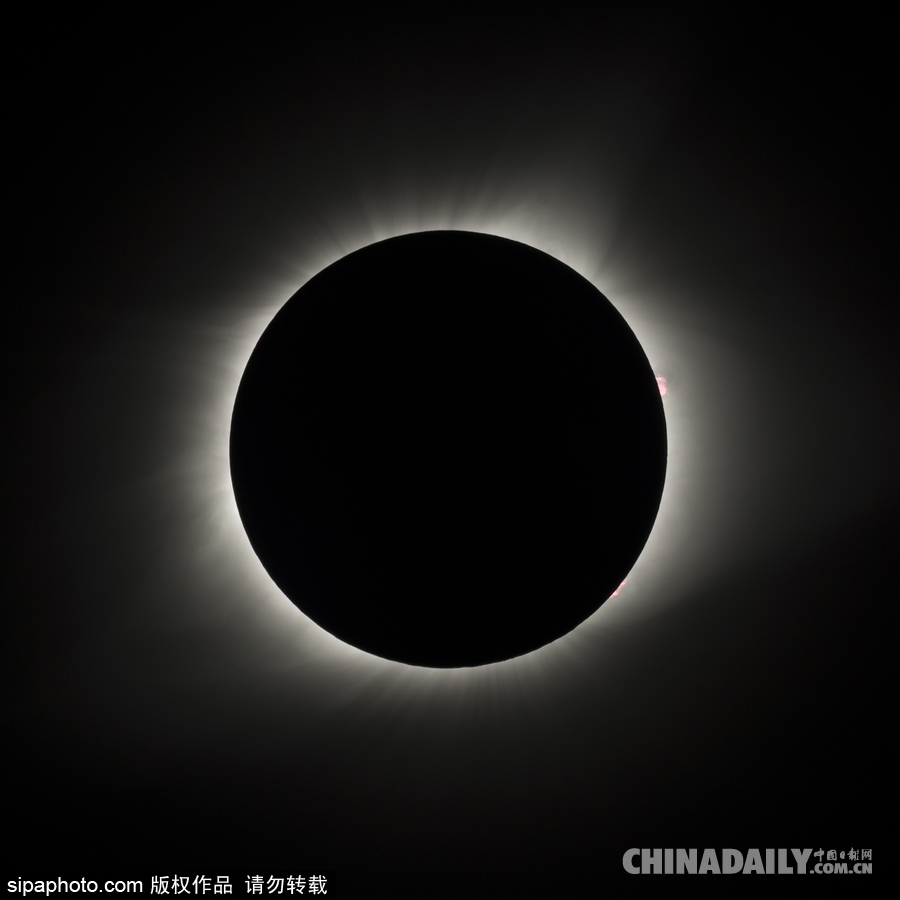 實(shí)拍美國(guó)德克薩斯州萊昂縣上空超級(jí)日全食