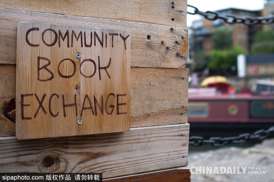 讓知識(shí)“流動(dòng)”起來(lái) 英國(guó)倫敦街頭現(xiàn)書(shū)籍交換小屋