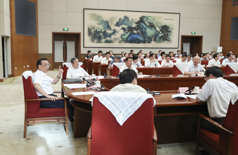 李克強(qiáng)主持召開推動(dòng)制造強(qiáng)國(guó)建設(shè)、持續(xù)推進(jìn)經(jīng)濟(jì)結(jié)構(gòu)轉(zhuǎn)型升級(jí)座談會(huì)