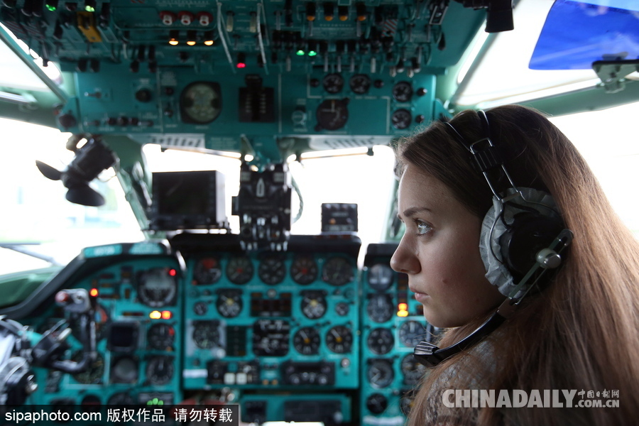 俄羅斯飛行學(xué)院招收首批女學(xué)員 個(gè)個(gè)高顏值