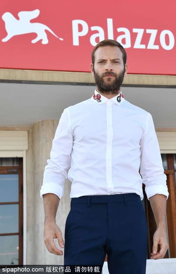 74屆威尼斯：開(kāi)幕式帥氣主持人亞歷桑德羅·伯格現(xiàn)身場(chǎng)外吸引無(wú)數(shù)鏡頭