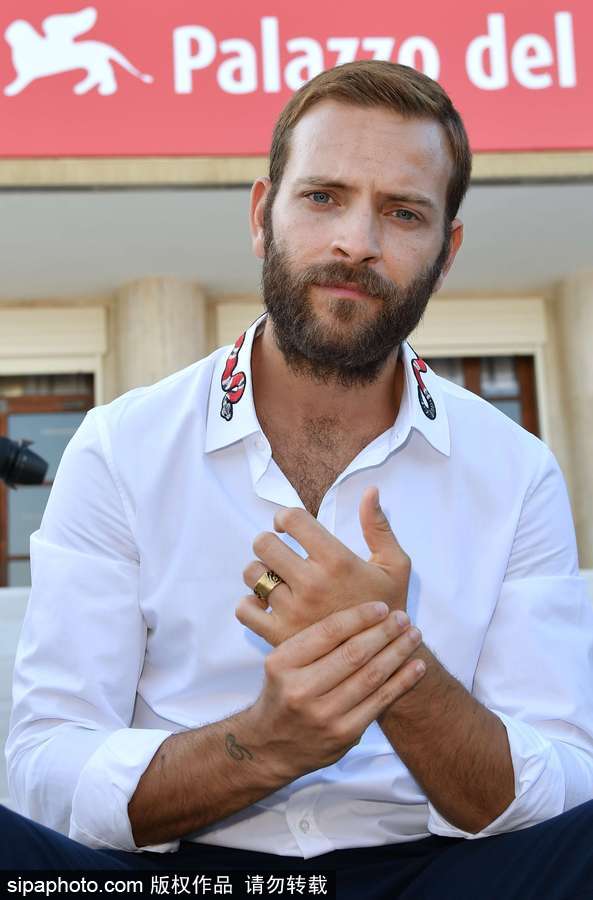 74屆威尼斯：開幕式帥氣主持人亞歷桑德羅·伯格現身場外吸引無數鏡頭