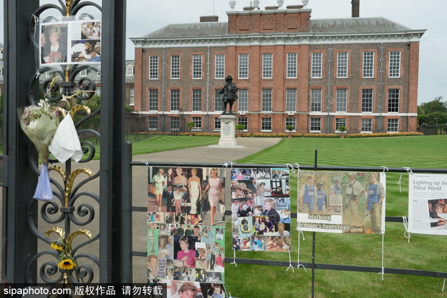 英國(guó)肯辛頓宮外擺滿照片鮮花 紀(jì)念戴安娜王妃逝世20周年